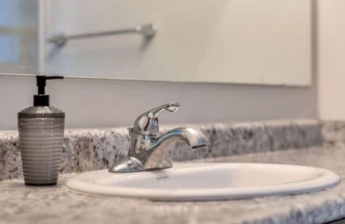 Pickering Casa | Luxe Retreat: Modern Gem 4B/2.5B+Office,5G,Parking