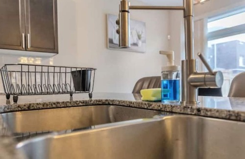 Pickering Casa | Luxe Retreat: Modern Gem 4B/2.5B+Office,5G,Parking