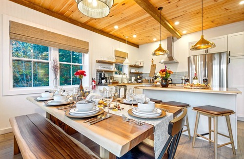 Bethel Casa | Luxe Retreat: Sleeps 15, Hot Tub, Sauna & Movie Room