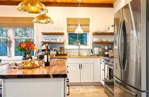 Bethel Casa | Luxe Retreat: Sleeps 15, Hot Tub, Sauna & Movie Room