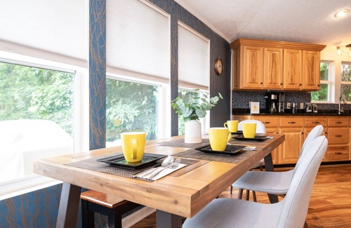 Mars Hill Cabaña | Luxe Retreat with Panoramic Views, Hot Tub & Sauna, mins to Hatley Point