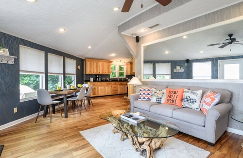 Mars Hill Cabaña | Luxe Retreat with Panoramic Views, Hot Tub & Sauna, mins to Hatley Point