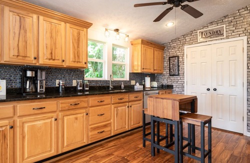 Mars Hill Cabaña | Luxe Retreat with Panoramic Views, Hot Tub & Sauna, mins to Hatley Point