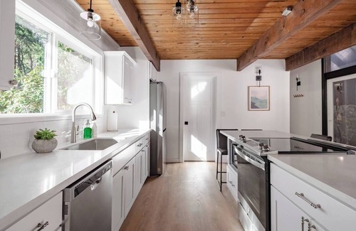 Troutdale Casa | Luxe Riverfront A-Frame | Hot Tub | Fishing