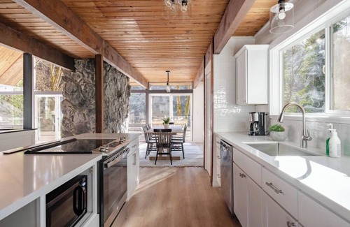 Troutdale Casa | Luxe Riverfront A-Frame | Hot Tub | Fishing