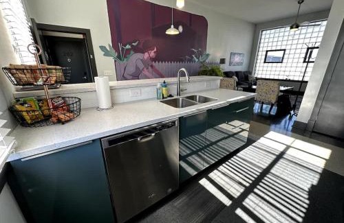 Roanoke Apartamento | Luxe rooftop retreat in downtown core