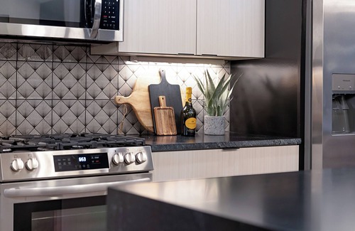 Talbot's Corner Casa | Luxe Rooftop w Spa, Sauna, Pool, Downtown Views, Dive Bar