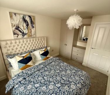 Trentham Casa | Luxe Rooms in High-End Duplex Near Trentham Garden