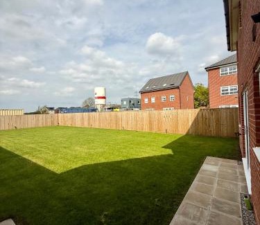 Trentham Casa | Luxe Rooms in High-End Duplex Near Trentham Garden