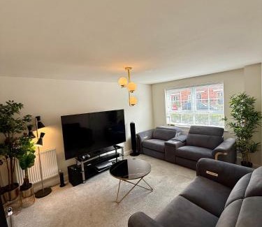 Trentham Casa | Luxe Rooms in High-End Duplex Near Trentham Garden