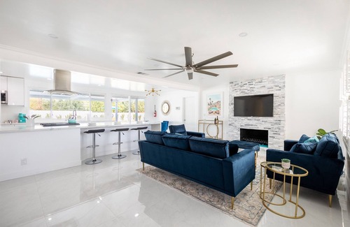 Racquet Club West Villa | Saltwater PoolSpa,Firepit,BBQ |Luxe Escape Retreat