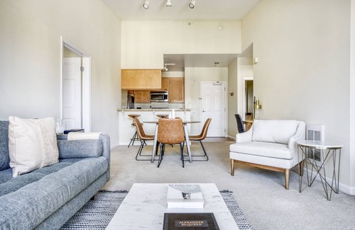 San Bruno Apartamento | Luxe San Bruno 2BR w/ Pool, Gym, W/D, near trains + shops, by Blueground