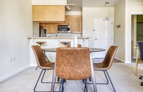 San Bruno Apartamento | Luxe San Bruno 2BR w/ Pool, Gym, W/D, near trains + shops, by Blueground