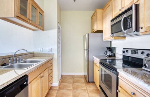 San Bruno Apartamento | Luxe San Bruno 2BR w/ Pool, Gym, W/D, near trains + shops, by Blueground