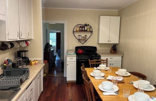 Winooski Apartamento | Luxe Sanctuary with Yard & BBQ Walk Shop & Dine Downtown Burlington UVMC Beaches