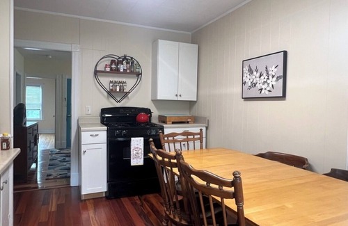 Winooski Apartamento | Luxe Sanctuary with Yard & BBQ Walk Shop & Dine Downtown Burlington UVMC Beaches