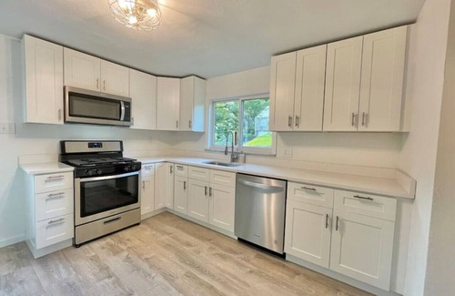 Green Tree Casa | Luxe South Hills Home ❈ Central ❈ Free Parking