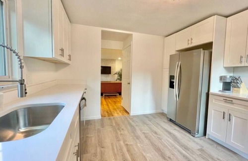 Green Tree Casa | Luxe South Hills Home ❈ Central ❈ Free Parking