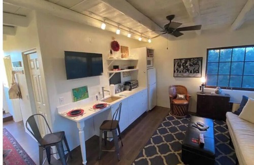 Vista Encantada Apartamento | Luxe space & view deck near SF Plaza!