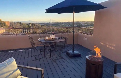 Vista Encantada Apartamento | Luxe space & view deck near SF Plaza!