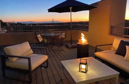 Vista Encantada Apartamento | Luxe space & view deck near SF Plaza!