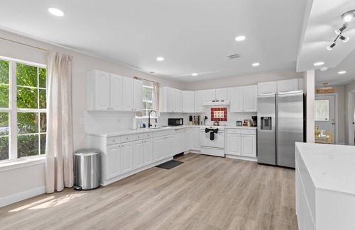 Braeswood Place Casa | Luxe Spacious 5BR Mansion, 2mins to NRG Stadium, Stays 13, BBQ, Projector, Park