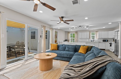 Braeswood Place Casa | Luxe Spacious 5BR Mansion, 2mins to NRG Stadium, Stays 13, BBQ, Projector, Park