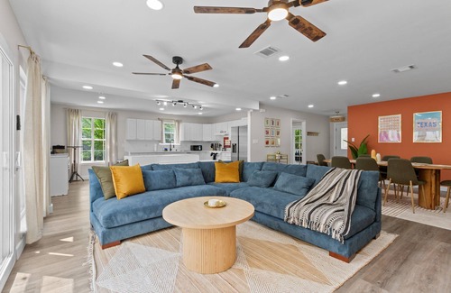 Braeswood Place Casa | Luxe Spacious 5BR Mansion, 2mins to NRG Stadium, Stays 13, BBQ, Projector, Park
