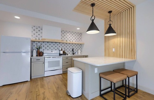 Elizabethtown Apartamento | Luxe Stay for Two w/ Private Hot Tub & Patio