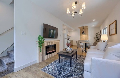 Elizabethtown Apartamento | Luxe Stay for Two w/ Private Hot Tub & Patio