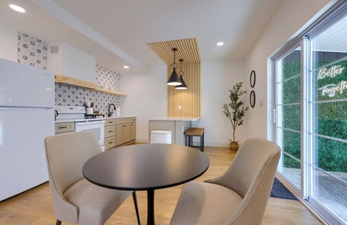 Elizabethtown Apartamento | Luxe Stay for Two w/ Private Hot Tub & Patio