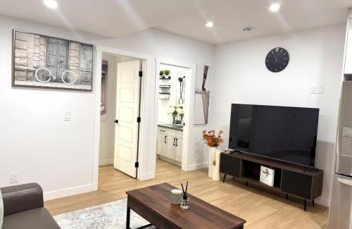 Calgary Apartamento | Luxe Stay with a Designer Touch