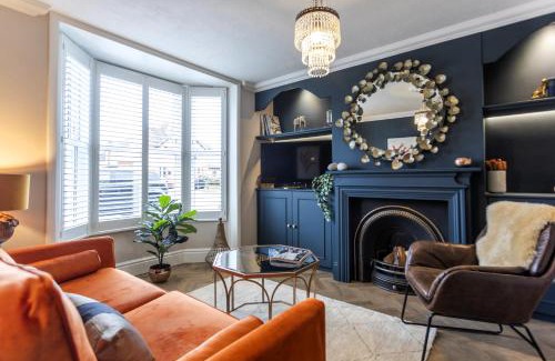 Stratford-upon-Avon Casa | Luxe Stratford Townhouse beautifully renovated, well equipped, sleeps 4, 2 bathrooms, free parking - minutes walk to town, RSC & pubs - pet friendly