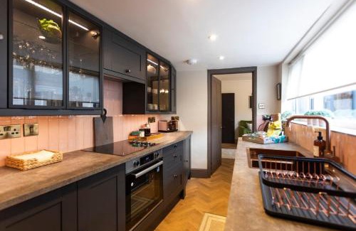 Stratford-upon-Avon Casa | Luxe Stratford Townhouse beautifully renovated, well equipped, sleeps 4, 2 bathrooms, free parking - minutes walk to town, RSC & pubs - pet friendly