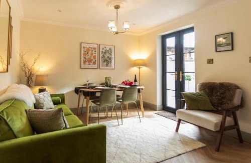 Stratford-upon-Avon Casa | Luxe Stratford Townhouse beautifully renovated, well equipped, sleeps 4, 2 bathrooms, free parking - minutes walk to town, RSC & pubs - pet friendly
