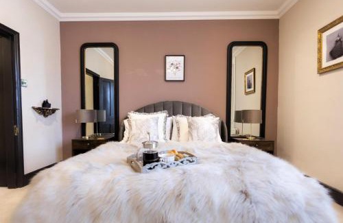 Stratford-upon-Avon Casa | Luxe Stratford Townhouse beautifully renovated, well equipped, sleeps 4, 2 bathrooms, free parking - minutes walk to town, RSC & pubs - pet friendly
