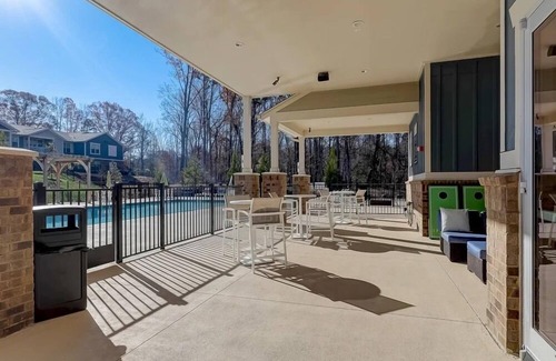 Newnan Apartamento | Luxe Townhome Apt 20 Min to Airport!
