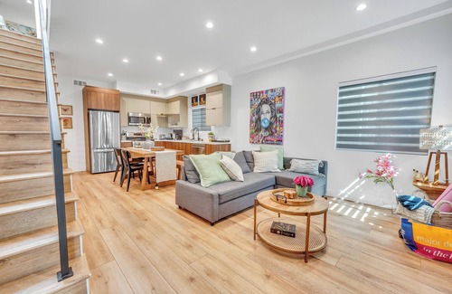 Sherman Oaks Apartamento | Luxe Townhome | Newly-Built