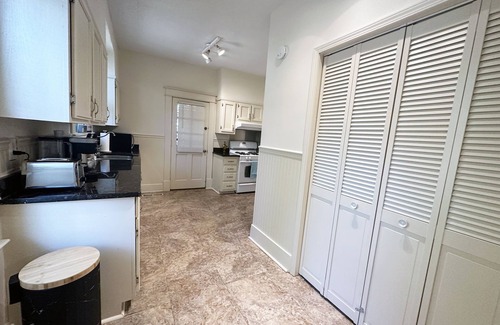 Lenox Apartamento | Luxe Townhouse by Overton Square