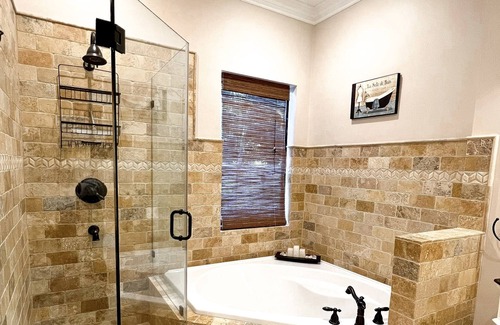 Olympia Heights Casa | Luxe Tuscany Property - Pool/BBQ/Hot Tub/Work Area/King Massage Bed