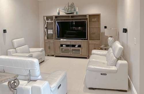 Olympia Heights Casa | Luxe Tuscany Property - Pool/BBQ/Hot Tub/Work Area/King Massage Bed