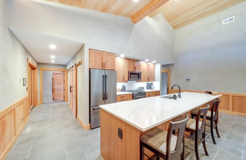 Mazama Casa | Luxe Valley Home w/Sauna & Hot Tub Near Mazama