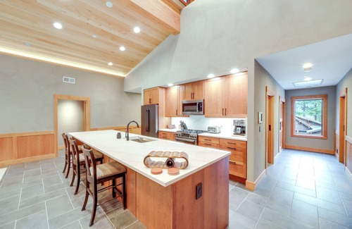 Mazama Casa | Luxe Valley Home w/Sauna & Hot Tub Near Mazama