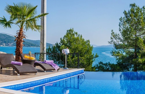 Marina Villa | ¡LUJO! Villa junto al mar!15 minutos del aeropuerto de Split, chimenea, piscina infinita, kayak