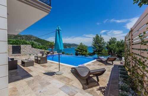 Marina Villa | ¡LUJO! Villa junto al mar!15 minutos del aeropuerto de Split, chimenea, piscina infinita, kayak