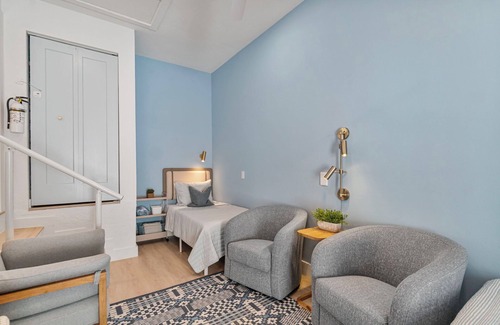 Naples Park Casa | LUXE: Walk to Beach - Designer 4BR w/Pool & Spa
