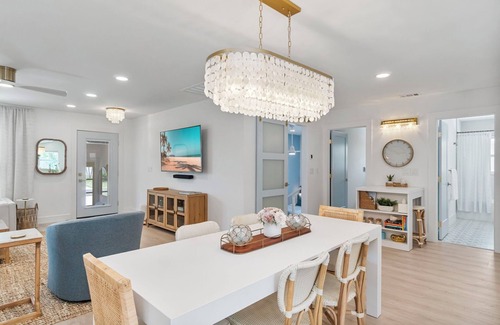 Naples Park Casa | LUXE: Walk to Beach - Designer 4BR w/Pool & Spa