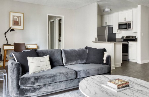 Tri-West Apartamento | Luxe West Hollywood 1BR w/ Pool & Gym, walk to Sunset Blvd, by Blueground