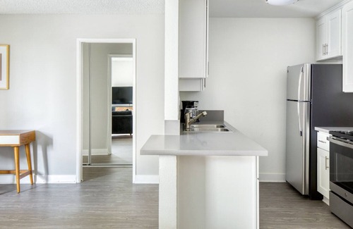 Tri-West Apartamento | Luxe West Hollywood 1BR w/ Pool & Gym, walk to Sunset Blvd, by Blueground