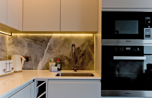 Shepherd's Bush Apartamento | Luxe Westfields Living w/ Balcony&AC